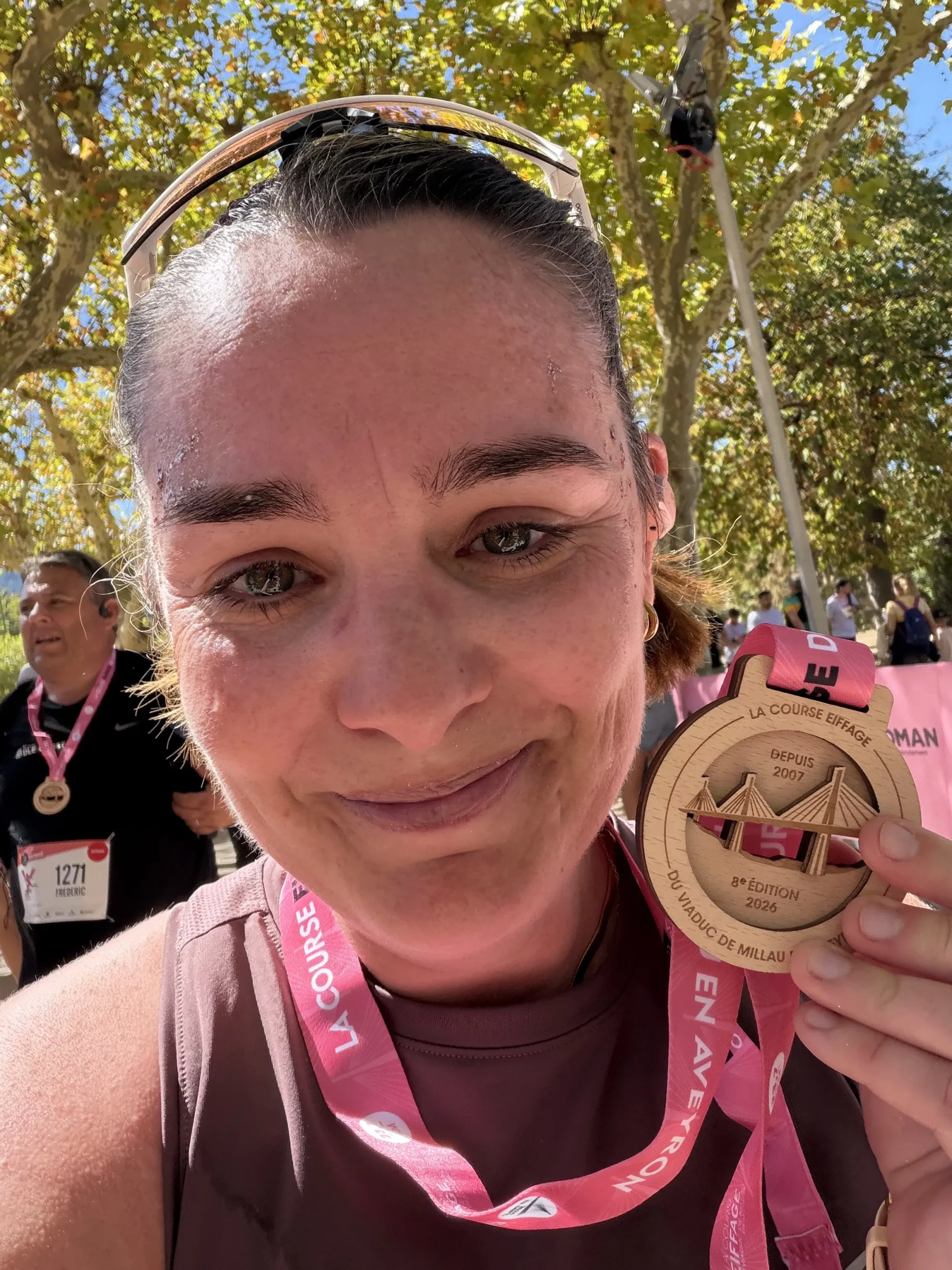 J’ai participé à la Course Eiffage du Viaduc de Millau 2026, une épreuve de 23,7 km et 450 m de D+ avec un aller-retour sur le célèbre Viaduc de Millau. Pour ma troisième participation, je t’emmène avec moi sur le parcours, de la montée vers le Viaduc jusqu’à la ligne d’arrivée, en passant par les ravitaillements et les principales difficultés. Je partage également mon ressenti, ma gestion de course et mon avis sur cette épreuve aussi exigeante que spectaculaire.