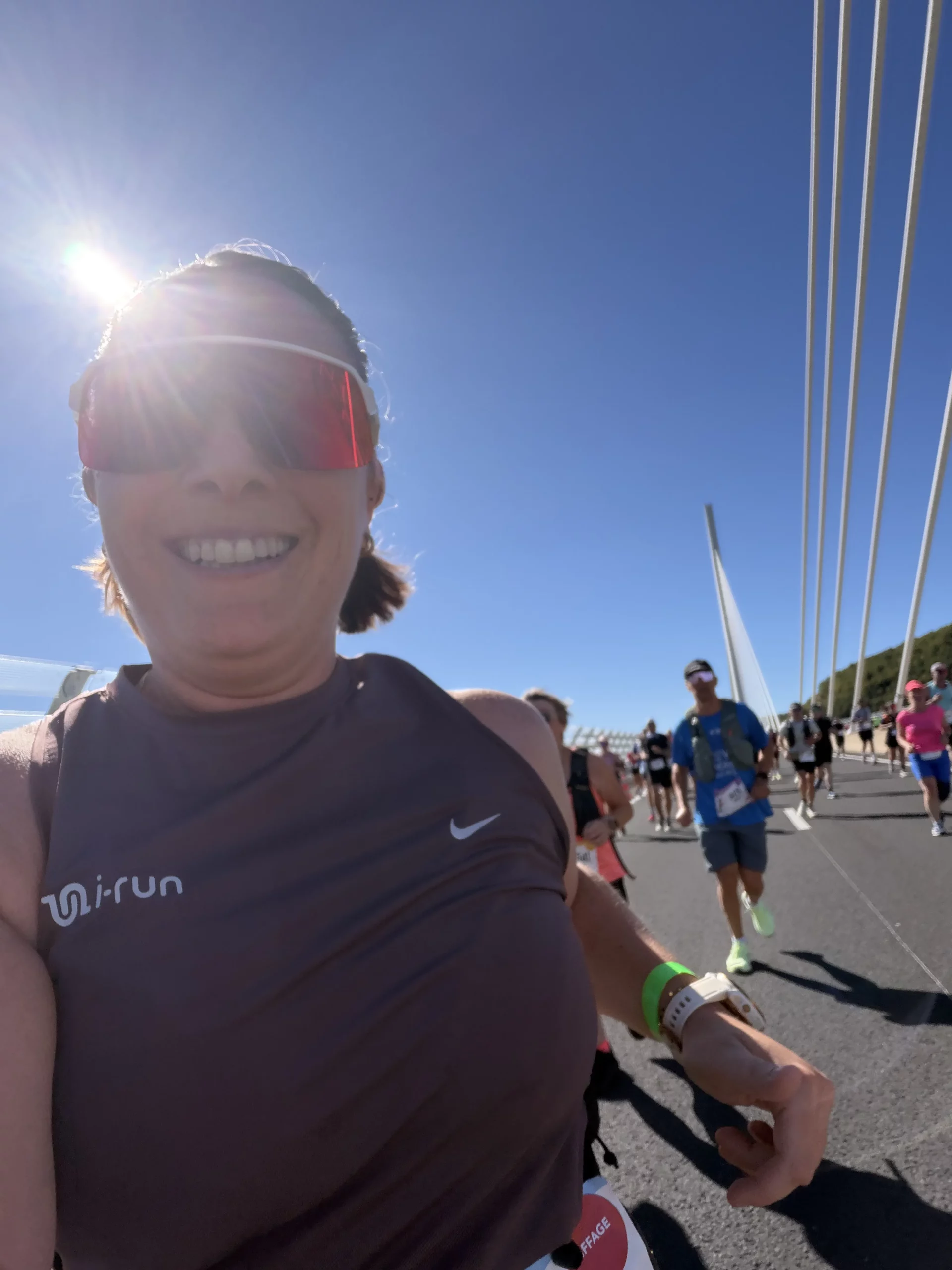 J’ai participé à la Course Eiffage du Viaduc de Millau 2026, une épreuve de 23,7 km et 450 m de D+ avec un aller-retour sur le célèbre Viaduc de Millau. Pour ma troisième participation, je t’emmène avec moi sur le parcours, de la montée vers le Viaduc jusqu’à la ligne d’arrivée, en passant par les ravitaillements et les principales difficultés. Je partage également mon ressenti, ma gestion de course et mon avis sur cette épreuve aussi exigeante que spectaculaire.