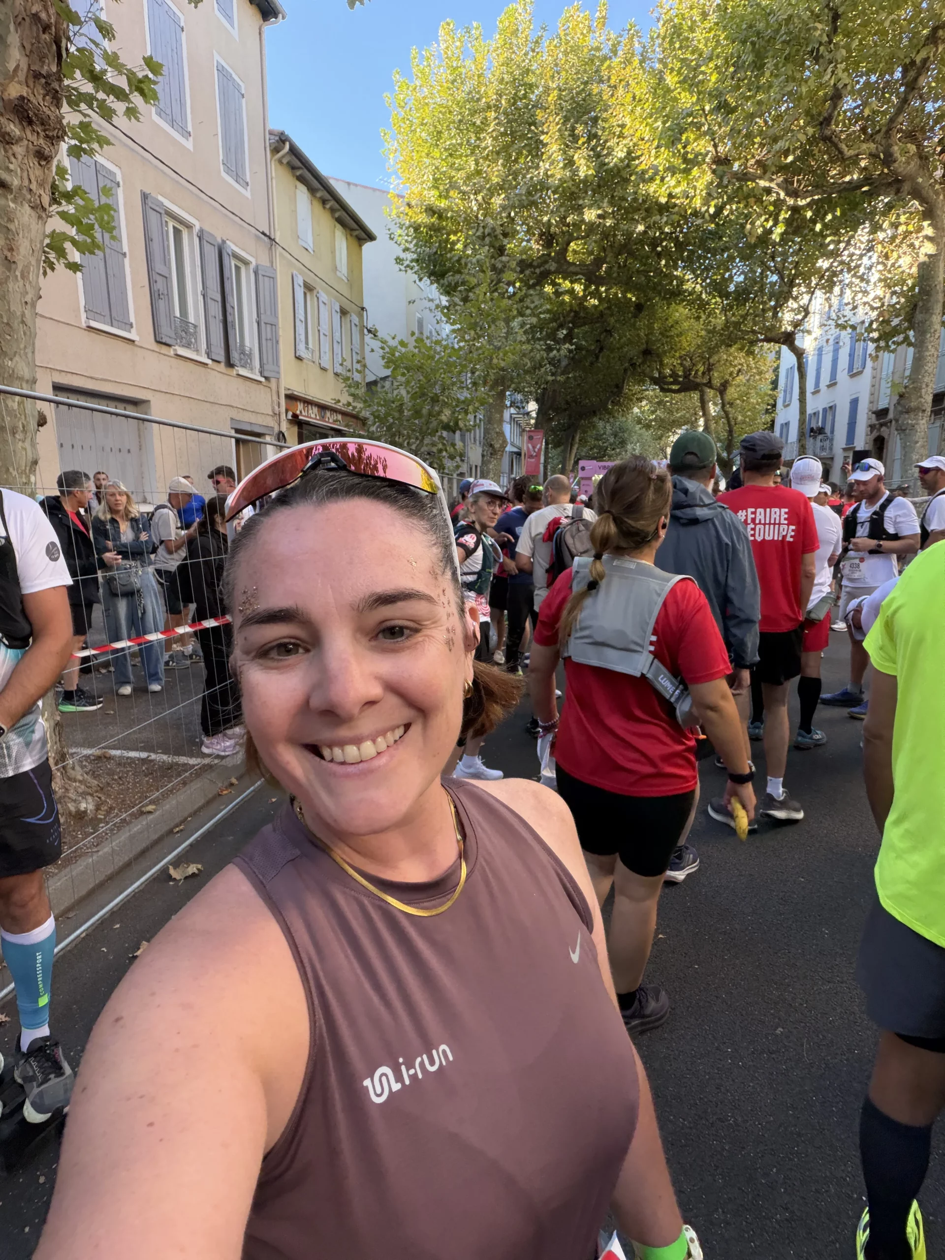 J’ai participé à la Course Eiffage du Viaduc de Millau 2026, une épreuve de 23,7 km et 450 m de D+ avec un aller-retour sur le célèbre Viaduc de Millau. Pour ma troisième participation, je t’emmène avec moi sur le parcours, de la montée vers le Viaduc jusqu’à la ligne d’arrivée, en passant par les ravitaillements et les principales difficultés. Je partage également mon ressenti, ma gestion de course et mon avis sur cette épreuve aussi exigeante que spectaculaire.
