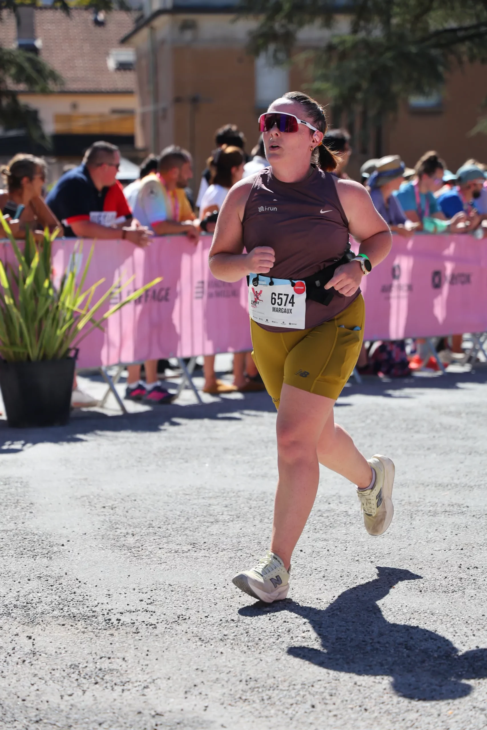 J’ai participé à la Course Eiffage du Viaduc de Millau 2026, une épreuve de 23,7 km et 450 m de D+ avec un aller-retour sur le célèbre Viaduc de Millau. Pour ma troisième participation, je t’emmène avec moi sur le parcours, de la montée vers le Viaduc jusqu’à la ligne d’arrivée, en passant par les ravitaillements et les principales difficultés. Je partage également mon ressenti, ma gestion de course et mon avis sur cette épreuve aussi exigeante que spectaculaire.