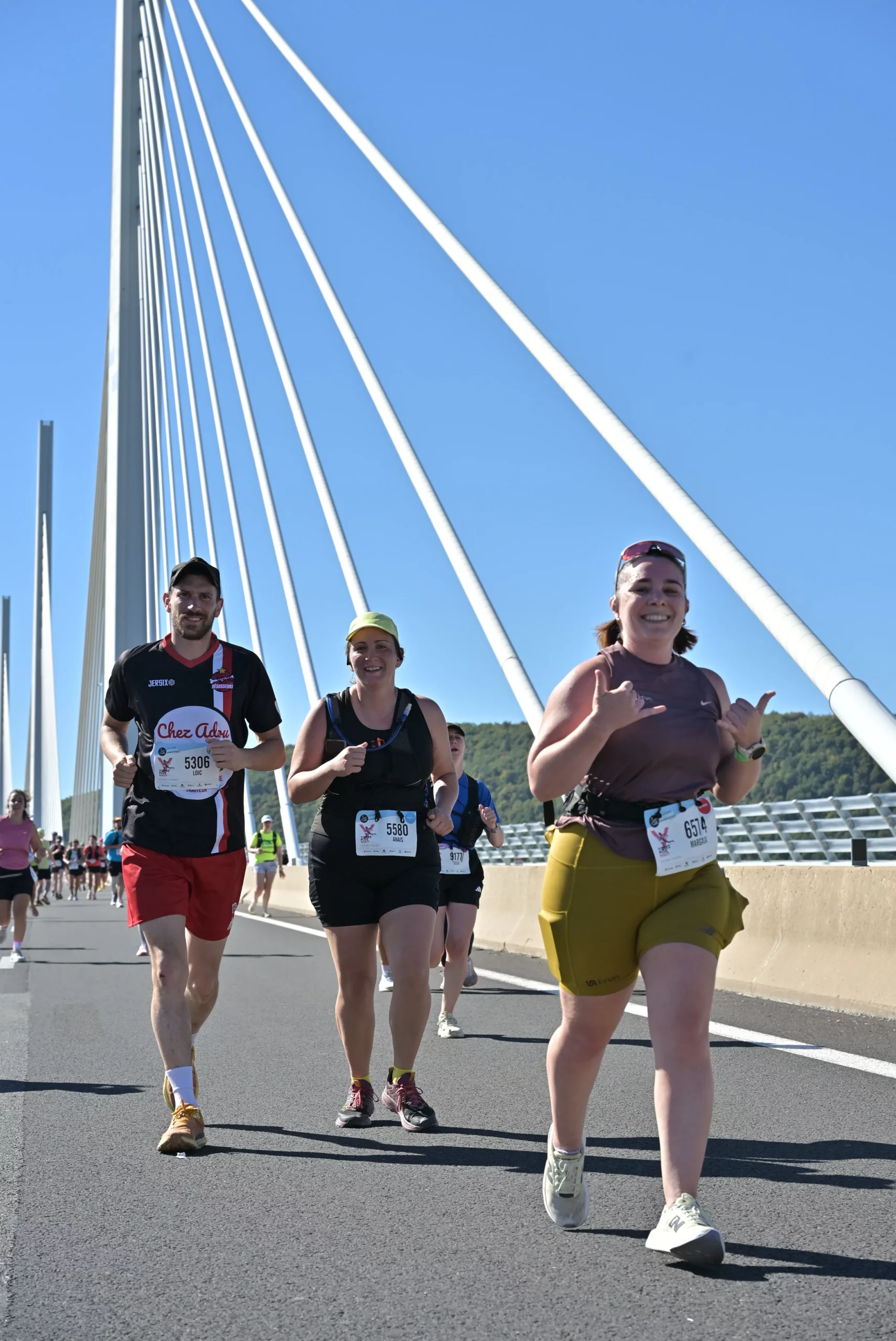 J’ai participé à la Course Eiffage du Viaduc de Millau 2026, une épreuve de 23,7 km et 450 m de D+ avec un aller-retour sur le célèbre Viaduc de Millau. Pour ma troisième participation, je t’emmène avec moi sur le parcours, de la montée vers le Viaduc jusqu’à la ligne d’arrivée, en passant par les ravitaillements et les principales difficultés. Je partage également mon ressenti, ma gestion de course et mon avis sur cette épreuve aussi exigeante que spectaculaire.