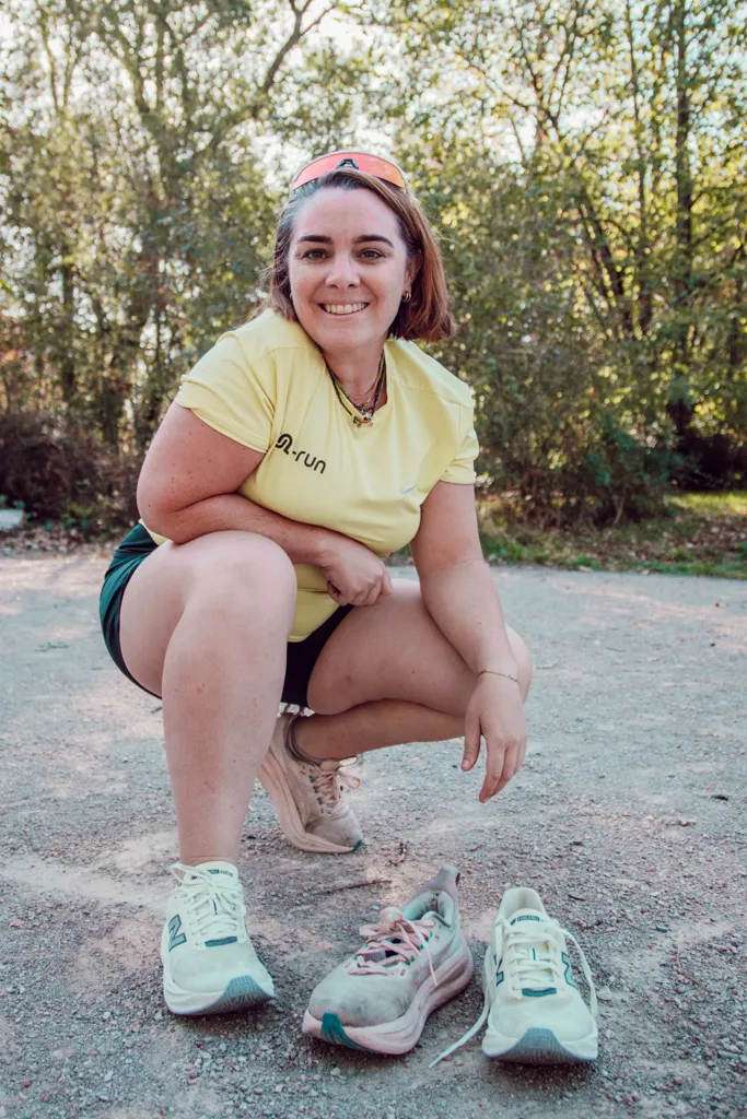 Avoir plusieurs paires de chaussures de running permet d’adapter ses chaussures aux différents types d’entraînement et de varier les sensations d’une séance à l’autre. Une rotation de chaussures de running peut notamment associer une paire polyvalente et confortable pour l’endurance à un modèle plus dynamique pour les séances rapides, ou à des chaussures adaptées à un terrain différent. Mais multiplier les paires n’est pas indispensable : l’intérêt d’une rotation apparaît surtout lorsque chaque chaussure répond à un besoin spécifique que les autres couvrent moins bien.