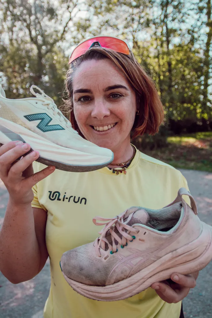 Avoir plusieurs paires de chaussures de running permet d’adapter ses chaussures aux différents types d’entraînement et de varier les sensations d’une séance à l’autre. Une rotation de chaussures de running peut notamment associer une paire polyvalente et confortable pour l’endurance à un modèle plus dynamique pour les séances rapides, ou à des chaussures adaptées à un terrain différent. Mais multiplier les paires n’est pas indispensable : l’intérêt d’une rotation apparaît surtout lorsque chaque chaussure répond à un besoin spécifique que les autres couvrent moins bien.