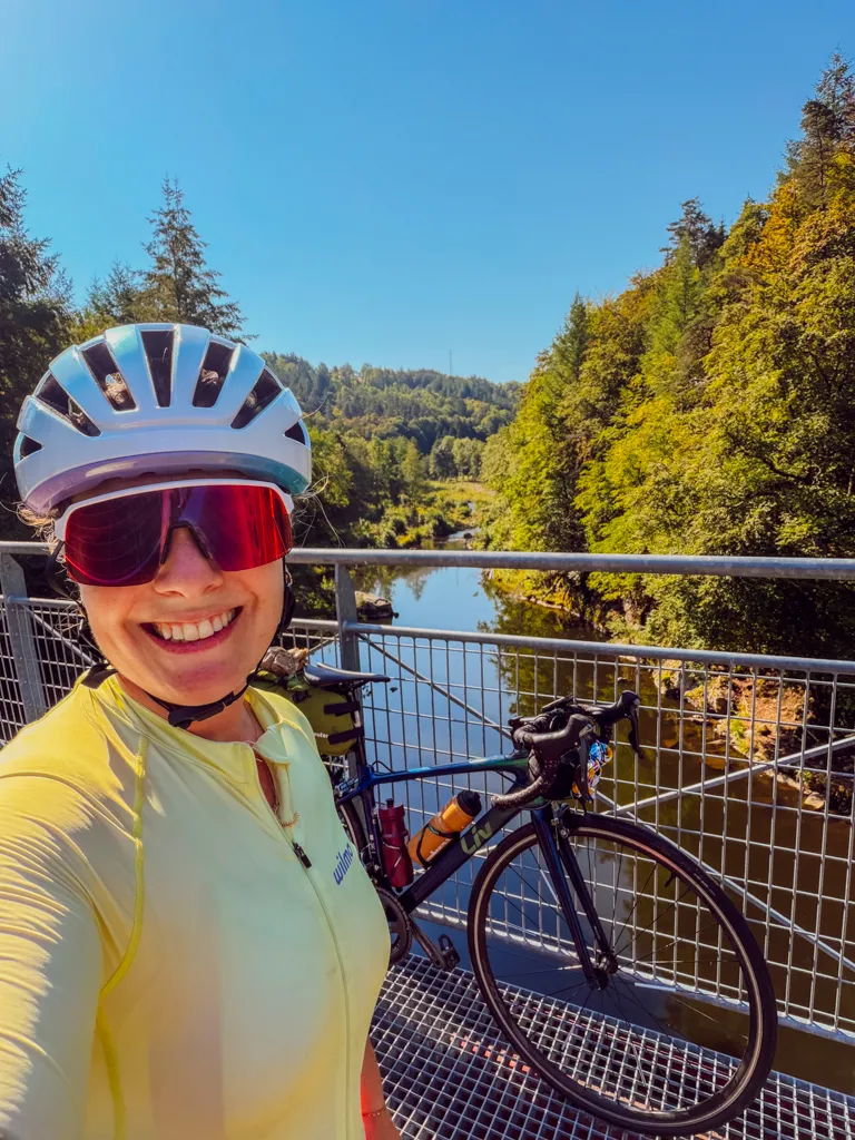 Parcourir la Via Fluvia en vélo de route est tout à fait possible, mais certaines portions demandent d'anticiper son itinéraire en raison des ruptures de continuité et des revêtements moins adaptés aux pneus fins. Entre Annonay et Lavoûte-sur-Loire, la véloroute alterne voies vertes ombragées, anciennes voies ferrées, portions routières et paysages de Haute-Loire, avec un profil plus exigeant dans le sens Rhône → Loire. Réaliser la Via Fluvia en 2 jours permet d'en faire un véritable bike trip, à condition d'avoir l'habitude de rouler plusieurs heures et de bien préparer sa trace.