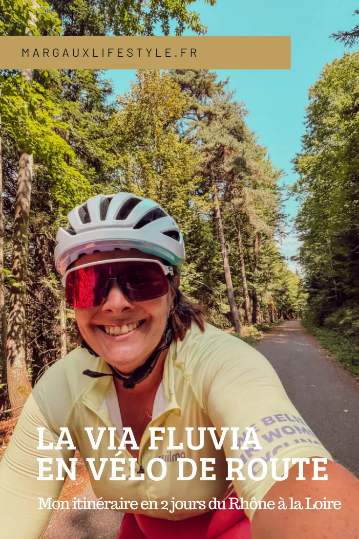 Parcourir la Via Fluvia en vélo de route est tout à fait possible, mais certaines portions demandent d'anticiper son itinéraire en raison des ruptures de continuité et des revêtements moins adaptés aux pneus fins. Entre Annonay et Lavoûte-sur-Loire, la véloroute alterne voies vertes ombragées, anciennes voies ferrées, portions routières et paysages de Haute-Loire, avec un profil plus exigeant dans le sens Rhône → Loire. Réaliser la Via Fluvia en 2 jours permet d'en faire un véritable bike trip, à condition d'avoir l'habitude de rouler plusieurs heures et de bien préparer sa trace.
