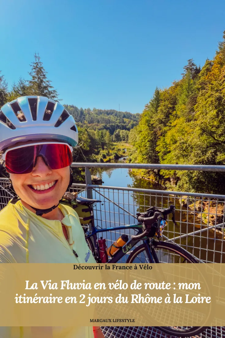 Parcourir la Via Fluvia en vélo de route est tout à fait possible, mais certaines portions demandent d'anticiper son itinéraire en raison des ruptures de continuité et des revêtements moins adaptés aux pneus fins. Entre Annonay et Lavoûte-sur-Loire, la véloroute alterne voies vertes ombragées, anciennes voies ferrées, portions routières et paysages de Haute-Loire, avec un profil plus exigeant dans le sens Rhône → Loire. Réaliser la Via Fluvia en 2 jours permet d'en faire un véritable bike trip, à condition d'avoir l'habitude de rouler plusieurs heures et de bien préparer sa trace.