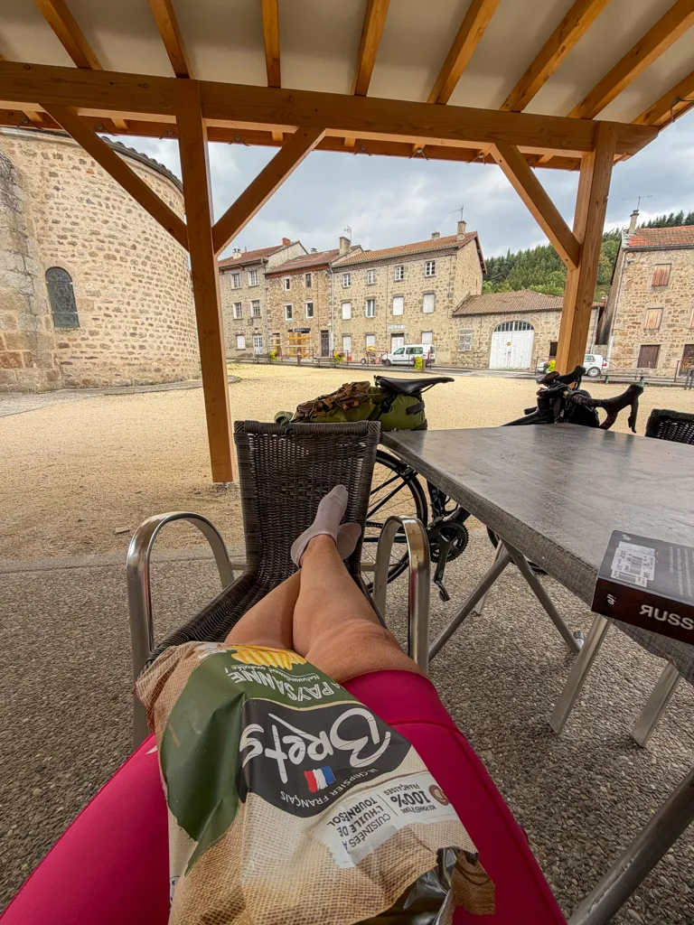 Le métabolisme de base correspond à l'énergie dont ton organisme a besoin au repos pour assurer ses fonctions essentielles, comme respirer, faire battre ton cœur ou maintenir ta température corporelle. Manger en dessous de son métabolisme de base de façon répétée peut contribuer à des apports énergétiques insuffisants, d'autant plus que tes besoins caloriques quotidiens incluent également tes activités, la digestion et tes entraînements. Lorsque tu pratiques la course à pied ou le triathlon, manger suffisamment par rapport à tes besoins énergétiques est donc essentiel pour soutenir ton quotidien, tes séances et ta récupération.