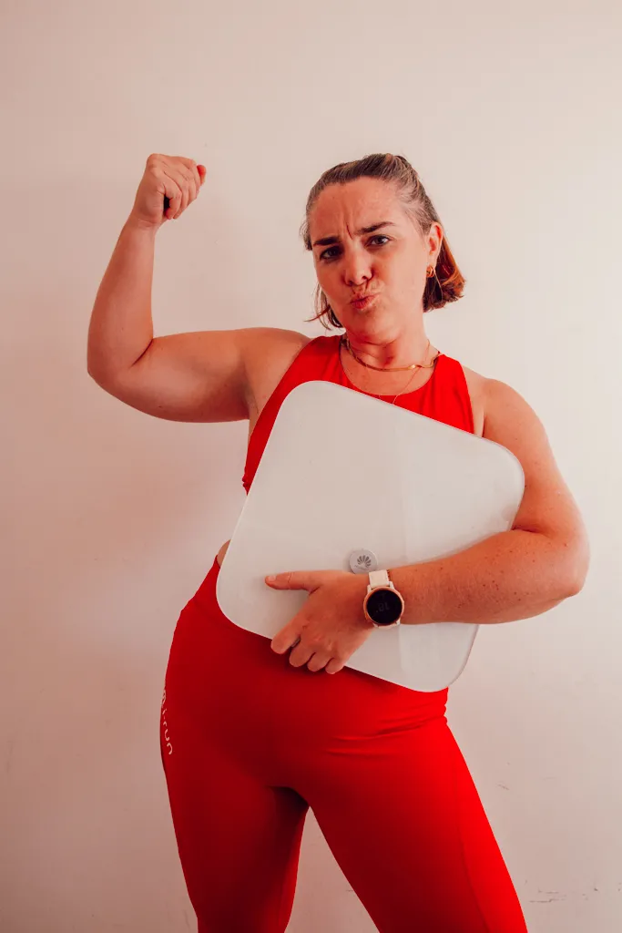 Une prise de poids après le sport ne signifie pas nécessairement une augmentation de la masse grasse : la balance peut temporairement monter lorsque ton organisme récupère d'une séance intense ou de plusieurs journées sportives. Rétention d'eau, reconstitution des réserves de glycogène, récupération musculaire, hydratation, alimentation ou cycle menstruel peuvent notamment expliquer ces fluctuations de poids. Plutôt que d'interpréter une mesure isolée après une sortie longue ou un week-end sportif, mieux vaut donc replacer ce chiffre dans son contexte et, si tu suis ton poids, observer son évolution sur une période plus longue.