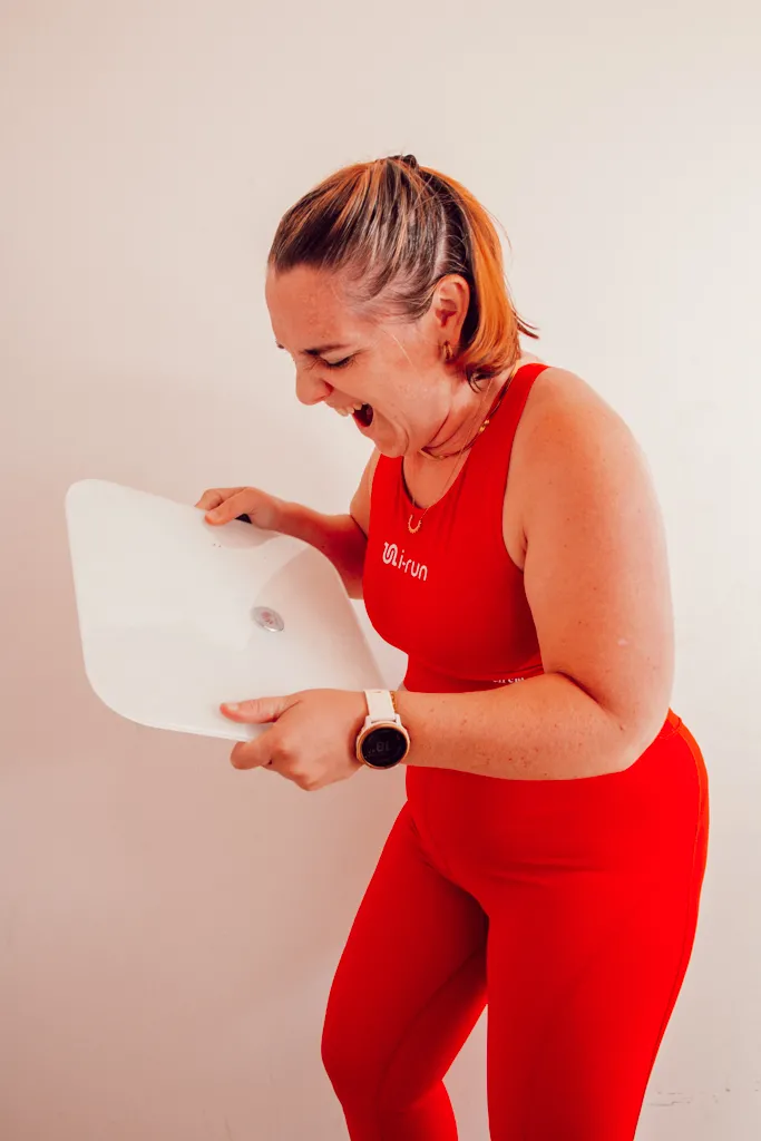 Une prise de poids après le sport ne signifie pas nécessairement une augmentation de la masse grasse : la balance peut temporairement monter lorsque ton organisme récupère d'une séance intense ou de plusieurs journées sportives. Rétention d'eau, reconstitution des réserves de glycogène, récupération musculaire, hydratation, alimentation ou cycle menstruel peuvent notamment expliquer ces fluctuations de poids. Plutôt que d'interpréter une mesure isolée après une sortie longue ou un week-end sportif, mieux vaut donc replacer ce chiffre dans son contexte et, si tu suis ton poids, observer son évolution sur une période plus longue.
