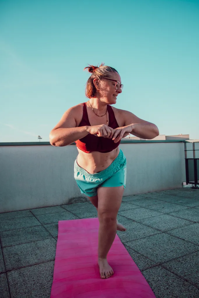 La proprioception en course à pied participe à notre capacité à percevoir la position de notre corps, à contrôler nos mouvements et à nous adapter aux changements d'appui. La travailler grâce à des exercices de proprioception peut notamment solliciter l'équilibre, la stabilité de la cheville et le contrôle neuromusculaire, avec un intérêt particulier après certaines entorses. Quelques exercices simples, réalisables sans matériel, permettent de commencer progressivement sans avoir besoin de transformer la proprioception en séance supplémentaire dans son entraînement.